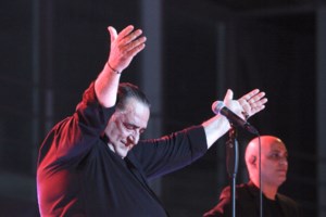 Αγνώριστος ο Βασίλης Καρράς: Αδυνατισμένος μετά την περιπέτεια με την υγεία του