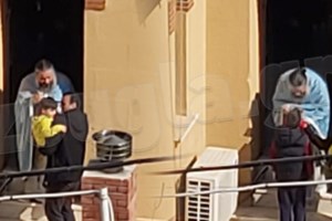 Κουκάκι: Άφαντος ο ιερέας που κοινώνησε πιστούς - Τι κατέθεσε ο νεοκόρος