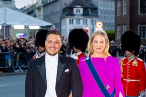 Άννα Μαρία: Με κομψό look και τσάντα Louis Vuitton στο ξενοδοχείο Μεγάλη Βρεταννία μαζί με τον Νικόλαο - εικόνα 4