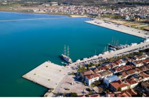 Reuters: Η Ελλάδα από τον Μάιο ετοιμάζει ξαπλώστρες και ομπρέλες για τους τουρίστες