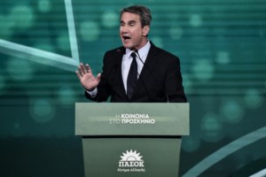 Ο Ανδρέας Λοβέρδος παίζει ντραμς φορώντας βερμούδα και T-shirt - Αρχισε μαθήματα [εικόνες] - εικόνα 2