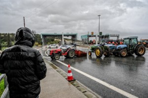 Θεσσαλονίκη: Επεισόδια με αγρότες και ΜΑΤ - Προσπάθησαν να κινηθούν προς το αεροδρόμιο Μακεδονία - εικόνα 9