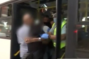 Ήρθαν στα χέρια μέσα στο λεωφορείο για τη μη χρήση μάσκας: Δεν φοράω γιατί δεν υπάρχει κορονοϊός