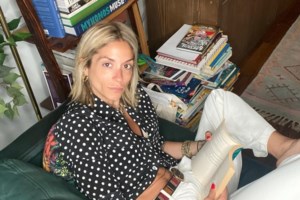 Νίκος Καρβέλας: Η σύντροφός του Έλενα Φερεντίνου φωτογραφίζεται με το μωρό τους [εικόνες]