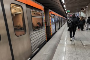 Δεκάδες επιβάτες εγκλωβίστηκαν στο μετρό-Περπατούσαν δίπλα στις γραμμές για να φύγουν: "Ημασταν μία ώρα κλεισμένοι"