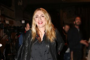 Η Σμαράγδα Καρύδη στην Διονυσίου Αρεοπαγίτου με τον Γιάννη - εικόνα 5