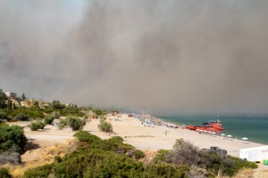 Φωτιά στη Ρόδο: Οργή από Βρετανό τουρίστα - "Μας άφησαν αβοήθητους, δεν μας έδωσαν οδηγίες" [βίντεο]