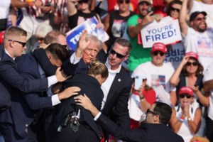 Απόπειρα δολοφονίας Τραμπ: Κενά ασφαλείας και ευθύνες - Πώς κατάφερε ο 20χρονος να φτάσει τόσο κοντά στην εξέδρα - Το χρονικό - εικόνα 6