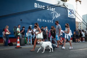 Άργησε, κρεμάστηκε από τον καταπέλτη αλλά έπεσε και έχασε τελικά το πλοίο: Απίστευτο σκηνικό στον Πειραιά [βίντεο]