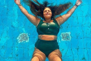 Σοφία Μουτίδου: Ποζάρει με κόκκινο ολόσωμο μαγιό και δείχνει το σώμα της χωρίς φίλτρα και ρετούς - εικόνα 5