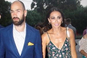 Στον καναπέ με τα κινητά στο χέρι: Η Χοψονίδου δείχνει πώς περνάει την καραντίνα με 6 παιδιά [Εικόνα]