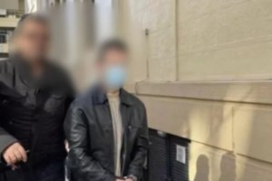 Τρόμος για νεαρές γυναίκες στα Πετράλωνα: Σκαρφάλωσε από το μπαλκόνι και προσπάθησε να τις βιάσει - Συνελήφθη on camera