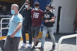 Φολέγανδρος: Βίντεο ντοκουμέντο - Η στιγμή που ανασύρεται το πτώμα της άτυχης Γαρυφαλλιάς από τη θάλασσα - εικόνα 2