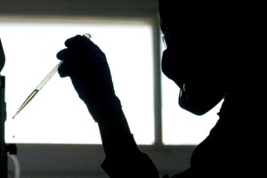 Σάλος με βίντεο στη Βρετανία: Στελέχη της Ντάουνινγκ Στριτ κάνουν πλάκα με χριστουγεννιάτικο πάρτι εν μέσω lockdown