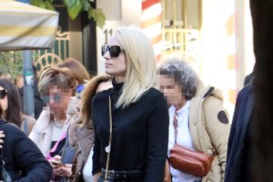 Μάρα Ζαχαρέα - Βασίλης Ρουσόπουλος: Η σπάνια βραδινή έξοδος μαμάς - γιου και το μίνι sequin φόρεμα της παρουσιάστριας - εικόνα 7