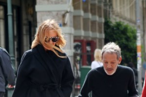 Ηρώ Σαΐα: Σαγηνευτική με αέρινο φόρεμα και σανδάλια στο Ηρώδειο μαζί με τον Ξαρχάκο - εικόνα 7