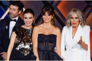 Μια θεά στο Λούβρο: Η Πενέλοπε Κρουζ φώτισε τη βραδιά με δαντελένιο jumsuit Giambattista Valli και Louboutin - εικόνα 8