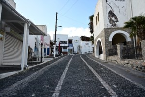 Σαντορίνη: Η στιγμή που τα 5,1 Ρίχτερ ταρακουνούν το νησί - Πέφτουν προϊόντα από τα ράφια σούπερ μάρκετ [βίντεο]