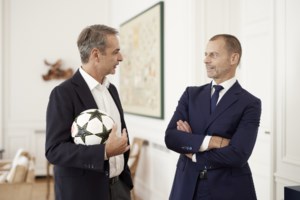 Στην Αθήνα ο πάμπλουτος ιδιοκτήτης της Παρί Σεν Ζερμέν- Η φανέλα που χάρισε στον Μητσοτάκη και η αποθέωση στον Ολυμπιακό - εικόνα 6