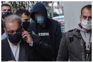 Εγκλημα Σπέτσες: "Κάρφωσε τρεις μαχαιριές στο παιδί μου και το πέταξε" - Συγκλονίζει η μάνα του 26χρονου [Βίντεο] - εικόνα 3