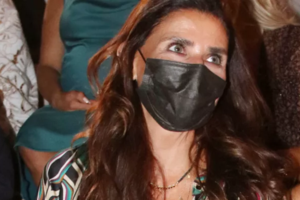 Τόνια Σωτηροπούλου: Στιλάτη στη συναυλία του Μαραβέγια - Με φλοράλ φόρεμα και σνίκερς [εικόνες]