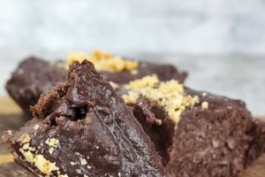 Τέλεια ζουμερά brownies χωρίς ζάχαρη - Με 4 μόνο υλικά