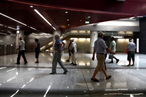 Ποιοι είναι οι πορτοφολάδες που είχαν ρημάξει τους επιβάτες στα ΜΜΜ: Καρέ- καρέ η δράση τους [Εικόνες-Βίντεο] - εικόνα 9