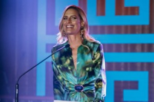 Τατιάνα Μπλάτνικ: Κομψή και ρομαντική στο Ζάππειο με λευκή δαντέλα και loafers Gucci - εικόνα 7