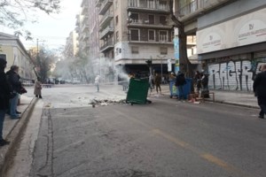 Επίθεση με μολότοφ σε δυνάμεις των ΜΑΤ στα Εξάρχεια