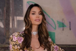 Ηλιάνα Παπαγεωργίου: Η υπέροχη λευκή maxi σατέν φούστα που συνδύασε με κόκκινες γόβες [Εικόνες] - εικόνα 6