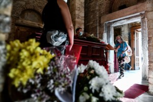 Η Ελλάδα αποχαιρετά τον Μίκη Θεοδωράκη - Πλήθος κόσμου συρρέει στη Μητρόπολη για το ύστατο "χαίρε" [εικόνες] - εικόνα 4