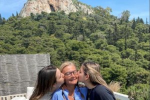 Η Μαρέβα Μητσοτάκη στο Καστελλόριζο με εθελοντές κατά του κορονοϊού - Με τζιν, γυαλιά ηλίου και μάσκα [εικόνες]