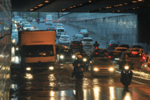 Κακοκαιρία Μπάλλος: Έκλεισε η Κηφισίας στο ύψος του Ψυχικού - Χάος στους δρόμους της Αθήνας - εικόνα 2