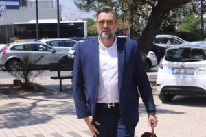 Τήνος: 87χρονος χορεύει λεβέντικο ζεϊμπέκικο και ραίνει με χαρτονομίσματα τον βιολιτζή [βίντεο]