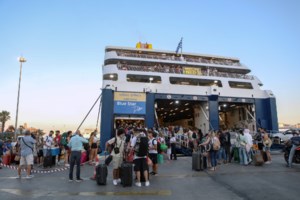 Αίγινα: Προσέκρουσε στην προβλήτα του λιμανιού το πλοίο "Απόλλων" - Λαχτάρα για τους 591 επιβάτες