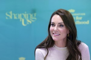 Με στιλ στο παλάτι: Η καλεσμένη του βασιλιά που έσβησε όλες τις royals με το απίθανο look της - εικόνα 7