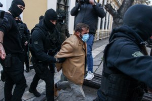 Δίκη προπονητή ιστιοπλοΐας: "Η οικογένεια της αθλήτριας παρότρυνε τη σχέση, είχαν λογοδοθεί" - Στηρίζει τον γιο της η μητέρα του