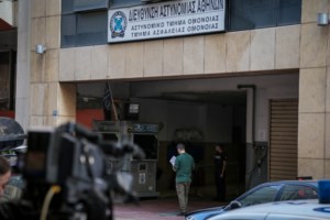 ΑΤ Ομόνοιας: Ελεύθεροι υπό όρους οι δύο αστυνομικοί για τον βιασμό 19χρονης - "Μας είπε ότι της αρέσουν οι στολές"