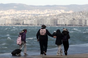 Καιρός: Νέα πτώση της θερμοκρασίας σήμερα και θυελλώδεις άνεμοι