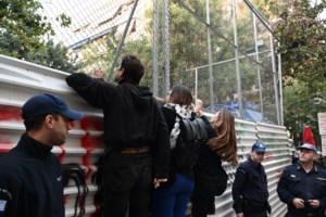 Εξάρχεια: Επίθεση με πέτρες και μπουκάλια σε διμοιρία των ΜΑΤ