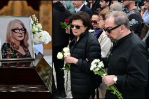 Ο άγνωστος γιος της Άννας Παναγιωτοπούλου συντετριμμένος στην κηδεία μαζί με την αγαπημένη εγγονή της - εικόνα 9