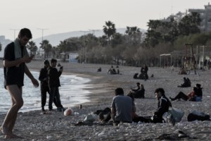 Συγκλονίζει η 60χρονη από τη Δαμασκηνιά που έπαιρνε εξιτήριο ενώ κήδευαν τον άντρα της