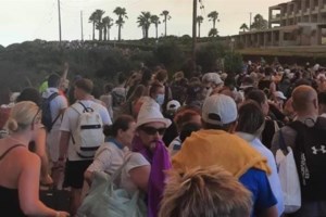 Ρόδος: Στο έλεος της πυρκαγιάς ο Απόλλωνας - Συγκλονίζουν οι εικόνες από τις τιτάνιες προσπάθειες κατάσβεσης