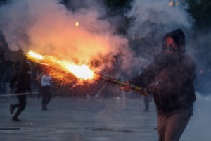 Αλβανία: "Καμπάνα" 5.500 ευρώ σε διαδηλωτές όταν οι πορείες καταλήγουν σε βίαια επεισόδια - εικόνα 2
