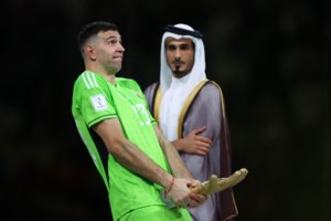 Μουντιάλ 2022: Tι ήταν το μαύρο και χρυσό πέπλο που φόρεσε ο Εμίρης του Κατάρ στον Μέσι, στην απονομή του τροπαίου [βίντεο] - εικόνα 2