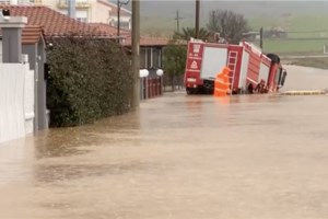 Με τιμές ήρωα η κηδεία του πυροσβέστη που "χάθηκε" στον Έβρο  [Βίντεο] - εικόνα 7