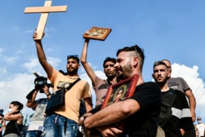Λάρισα: Μήνυση κατά Μητσοτάκη και λοιμωξιολόγων από 82 αντιεμβολιαστές, "μακεδονομάχους" και παλαιοημερολογίτες - εικόνα 2