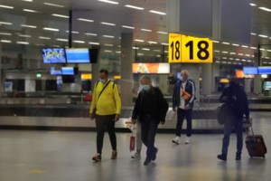 Μετάλλαξη Όμικρον: Μπήκε και στην Ευρώπη και σκορπά ανησυχία ενόψει Χριστουγέννων - Προβληματισμός στην Αθήνα