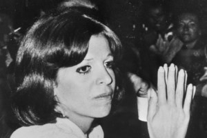 Σπάνιο κλικ: Η Χριστίνα Ωνάση λαμπερή, με λουλούδια στα μαλλιά, στον τρίτο γάμο της με τον Σεργκέι Καούζοφ - εικόνα 2