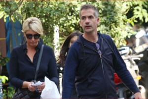 Ντόρα Μπακογιάννη: Οι ευχές της στον Κώστα Μπακογιάννη - Η φωτογραφία που τον έχει παιδάκι στην αγκαλιά της στη θάλασσα